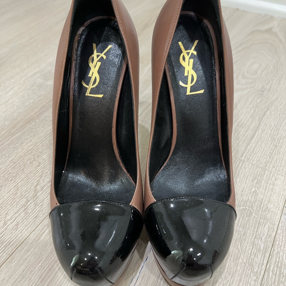 Yves Saint Laurent pump heel with patent toe - camel and black color